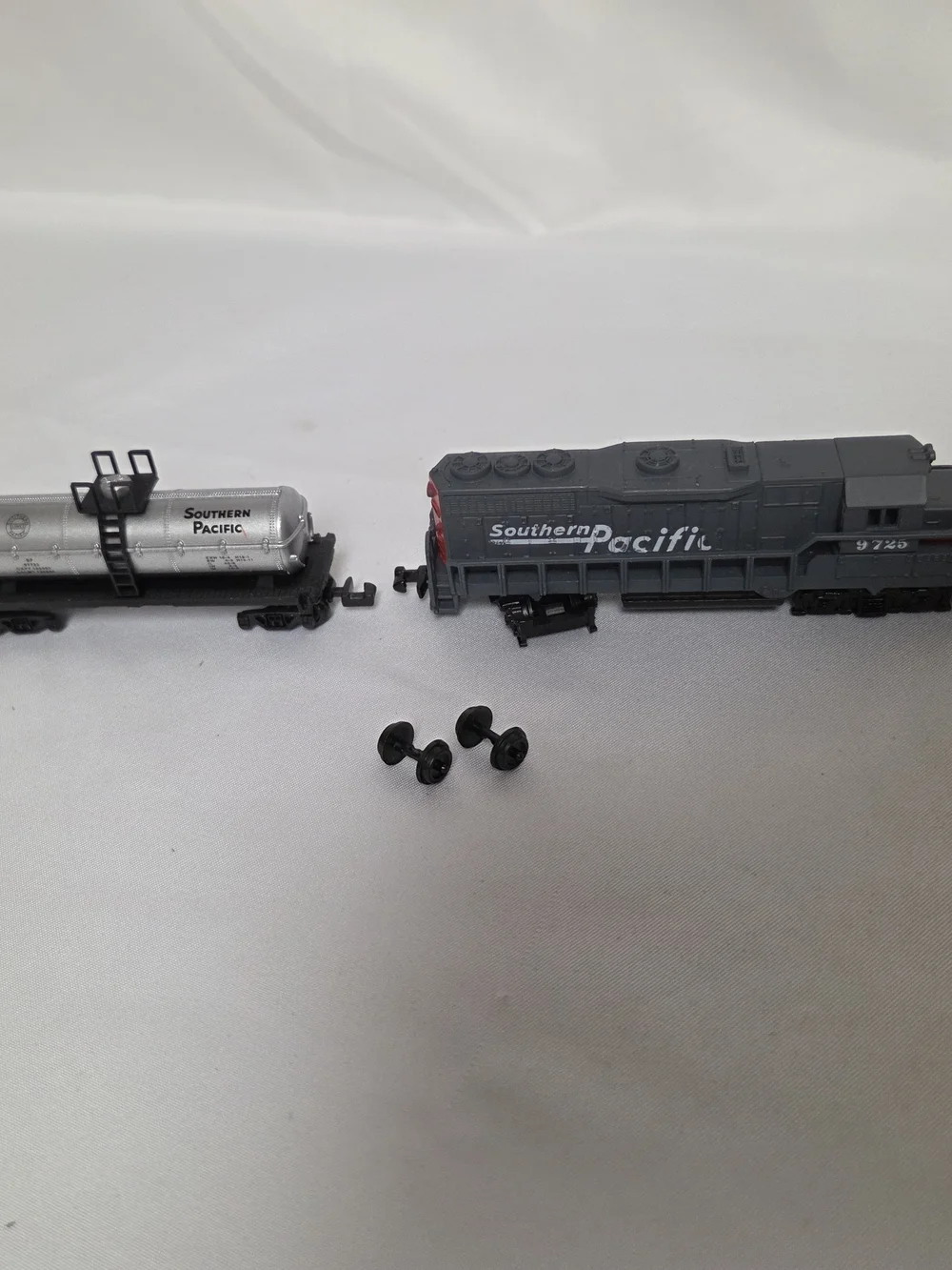Southern Pacific Locomotive 9725 High Speed N Scale & Tank Car